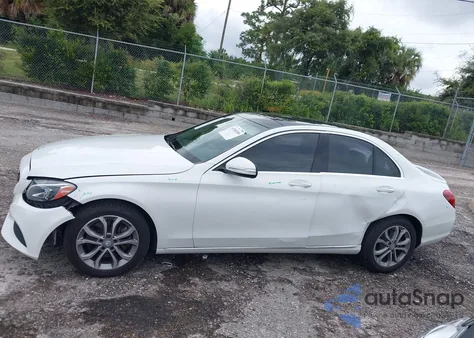 2015 Mercedes-Benz C 300 4Matic z USA, uszkodzony, nr VIN 55SWF4KB1FU081467